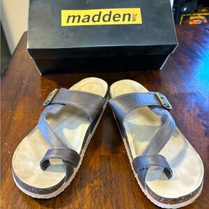 NWT Madden NYC Blakelyy Leather feel Slide sandal. Toe loop, Size 9.5 Dark Brown